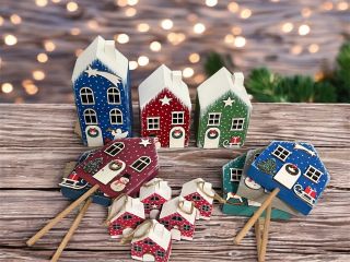 Vánoční inspirace 🎄🏠 Dřevěné domečky jako dekorace, zápichy i mini ozdoby na zavěšení – doladí každé vánoční tvoření ✨...